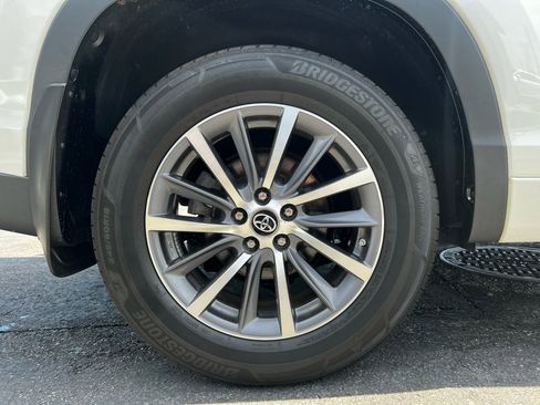 Used 2017 Toyota Highlander XLE image 29