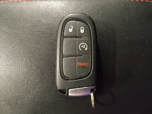 Used 2022 Jeep Cherokee Trailhawk AWD/4WD image 32