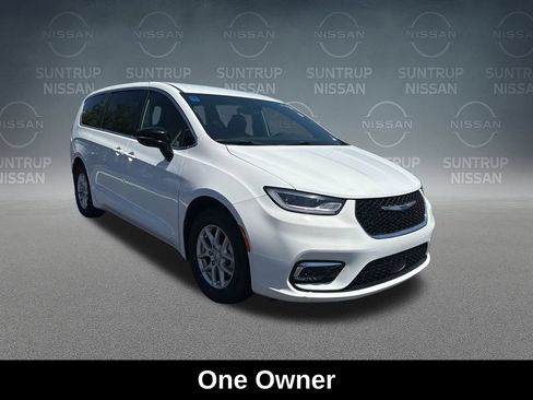 Used 2025 Chrysler Pacifica Select FWD image 9