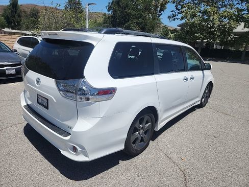 Used 2016 Toyota Sienna SE FWD image 5
