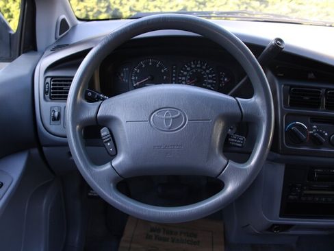 Used 1999 Toyota Sienna LE FWD image 17