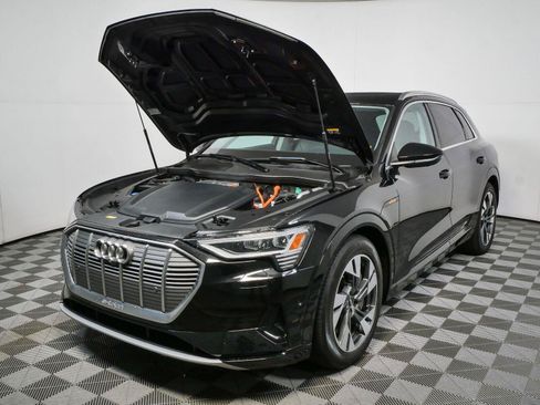 Used 2023 Audi e-tron Premium Plus w/ Premium Plus Package AWD/4WD image 33