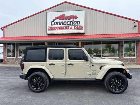 Used 2022 Jeep Wrangler Unlimited Sahara w/ Cold Weather Group AWD/4WD image 3