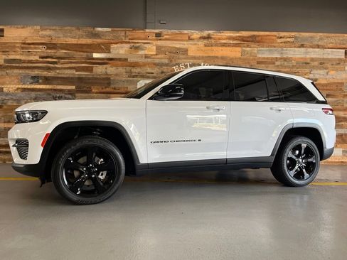 Used 2024 Jeep Grand Cherokee Altitude AWD/4WD image 17