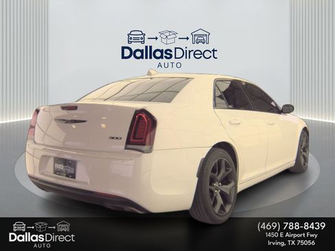 Used 2022 Chrysler 300 Touring w/ Sport Appearance Package RWD image 6