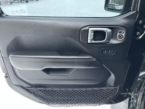 Used 2018 Jeep Wrangler Unlimited Sahara w/ Uconnect 4C Nav & Sound Group image 12