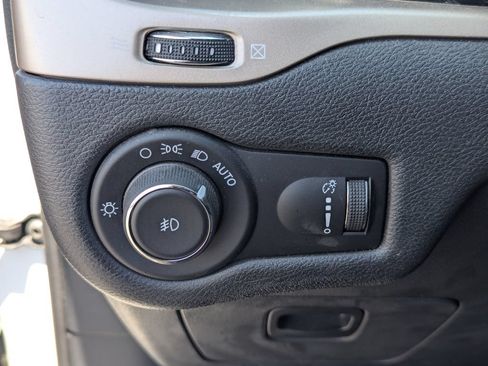 Used 2018 Jeep Cherokee Latitude w/ Cold Weather Group AWD/4WD image 23
