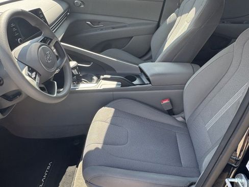 Used 2021 Hyundai Elantra SE FWD image 8