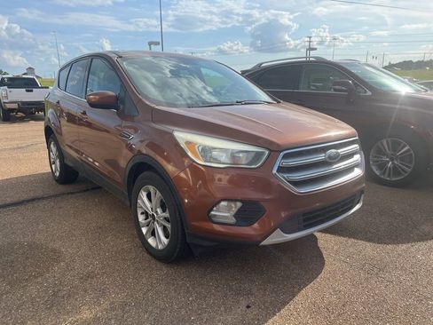 Used 2017 Ford Escape SE image 2