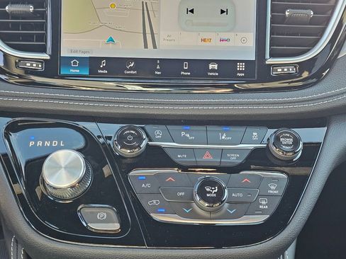 New 2026 Chrysler Pacifica Limited w/ Uconnect Theater Family Group image 21