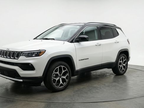 Used 2025 Jeep Compass Limited image 3
