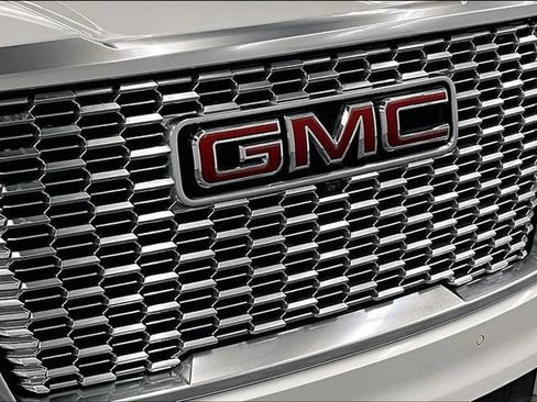 Used 2021 GMC Yukon Denali w/ Denali Premium Package AWD/4WD image 32