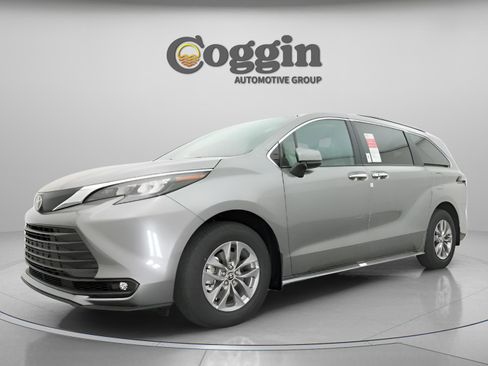 New 2026 Toyota Sienna XLE FWD image 2