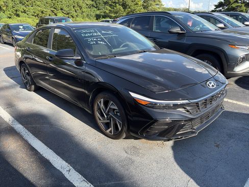 Used 2024 Hyundai Elantra SEL w/ Convenience Package FWD image 2