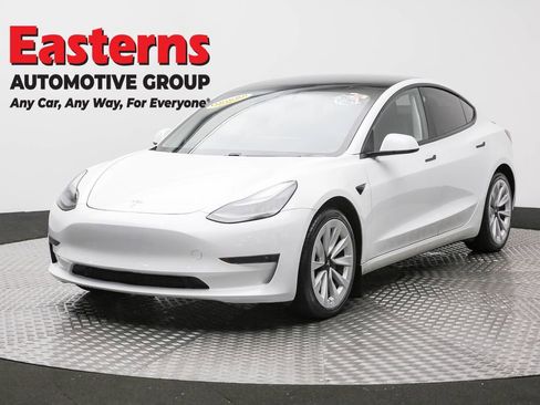 Used 2021 Tesla Model 3 Standard Range Plus image 1