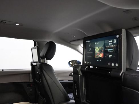 Used 2018 Chrysler Pacifica Touring-L Plus image 15