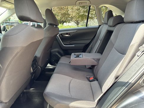 Used 2025 Toyota RAV4 XLE AWD/4WD image 27