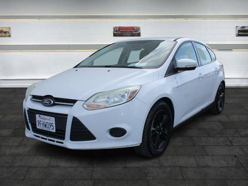 Used 2013 Ford Focus SE w/ SE Winter Pkg image 3