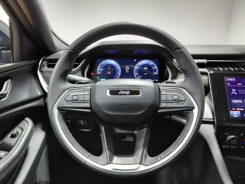 Certified 2025 Jeep Grand Cherokee Altitude image 11