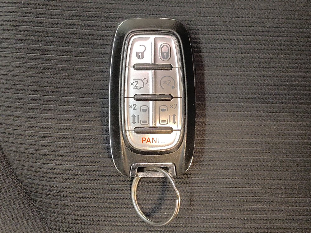 Used 2019 Chrysler Pacifica Touring Plus w/ Tire & Wheel Group FWD image 32