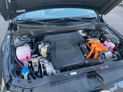 Used 2025 Hyundai Elantra Limited image 32