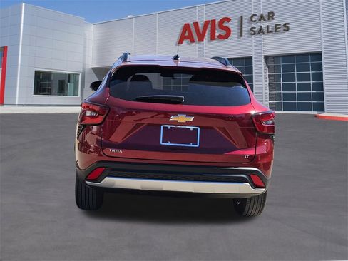 Used 2025 Chevrolet Trax LT w/ LT Convenience Package image 5