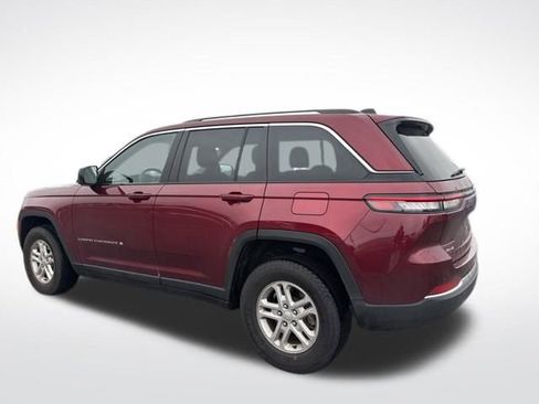 Used 2023 Jeep Grand Cherokee Laredo image 3