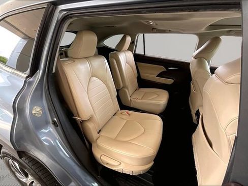 Used 2020 Toyota Highlander XLE FWD image 17