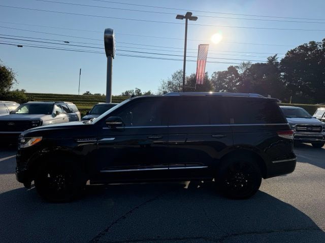 Used 2023 Lincoln Navigator Reserve AWD/4WD image 2