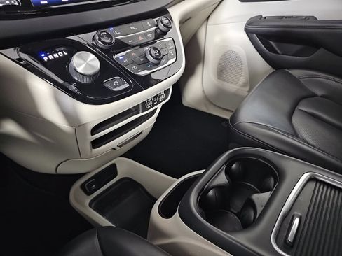 Used 2023 Chrysler Pacifica Touring-L FWD image 22