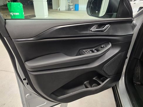 New 2025 Jeep Grand Cherokee Laredo w/ Luxury Tech Group I RWD image 12