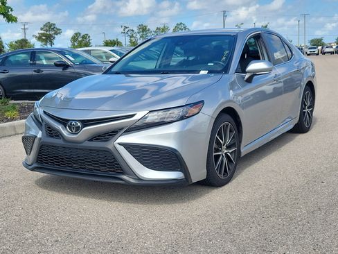 Used 2024 Toyota Camry SE w/ Convenience Package FWD image 3