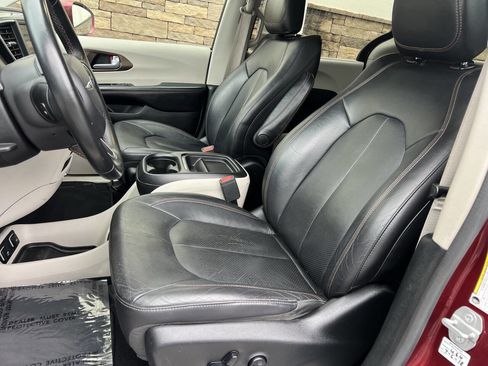 Used 2018 Chrysler Pacifica Touring-L image 7