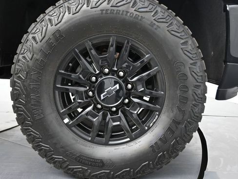 Used 2025 Chevrolet Silverado 2500 ZR2 w/ Technology Package image 8