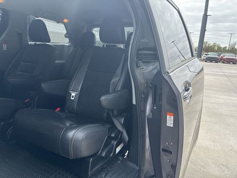 Used 2017 Toyota Sienna SE w/ SE Preferred Package image 13