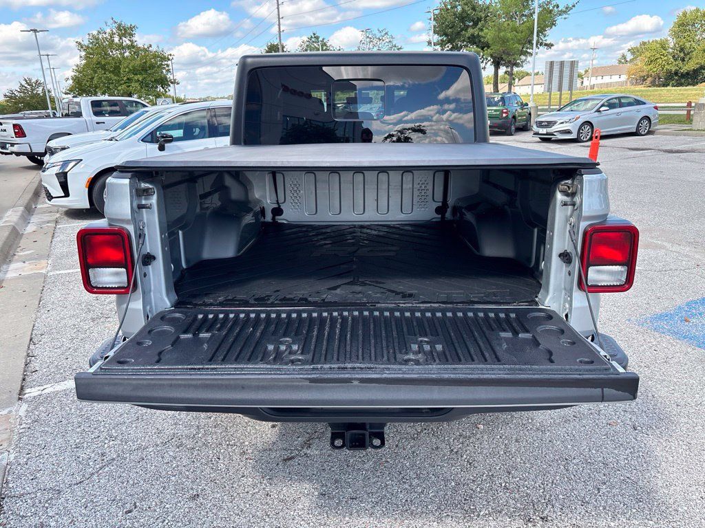 Used 2023 Jeep Gladiator Sport AWD/4WD image 12