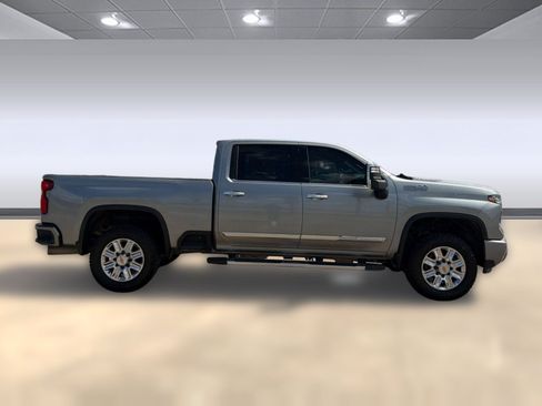 Used 2024 Chevrolet Silverado 2500 High Country w/ Technology Package AWD/4WD image 8