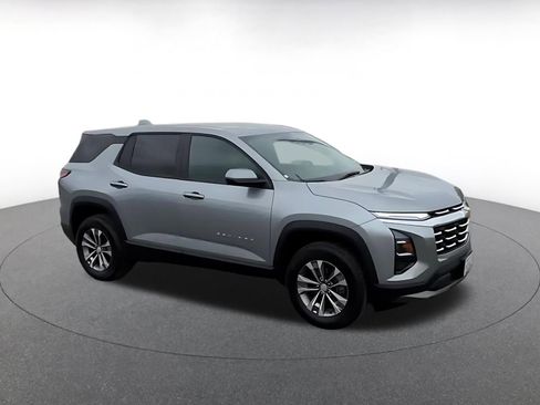 Used 2025 Chevrolet Equinox LT AWD/4WD image 2