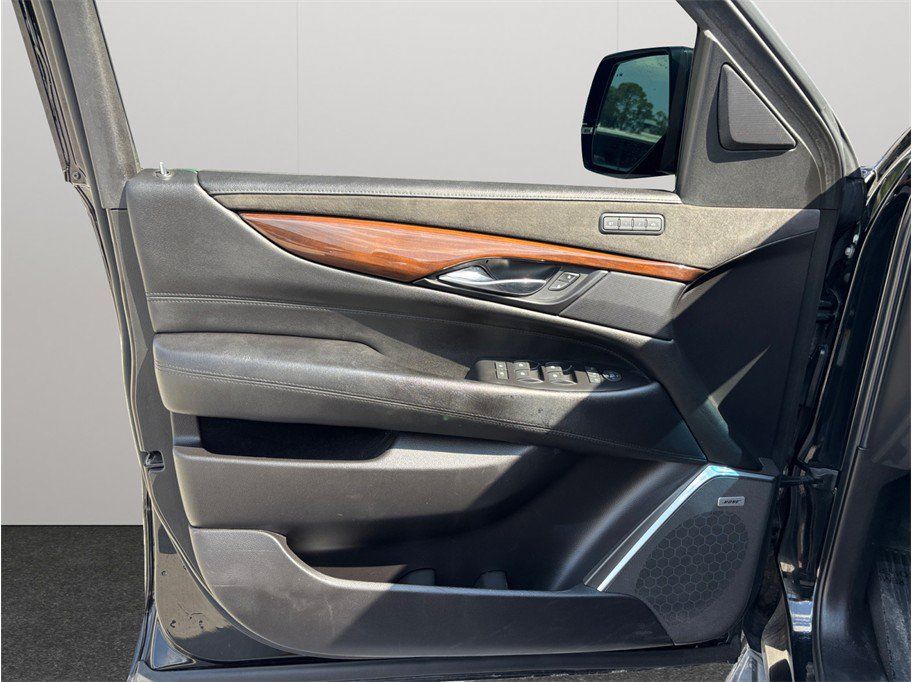 Used 2019 Cadillac Escalade Luxury w/ Escalade Sport Edition AWD/4WD image 21