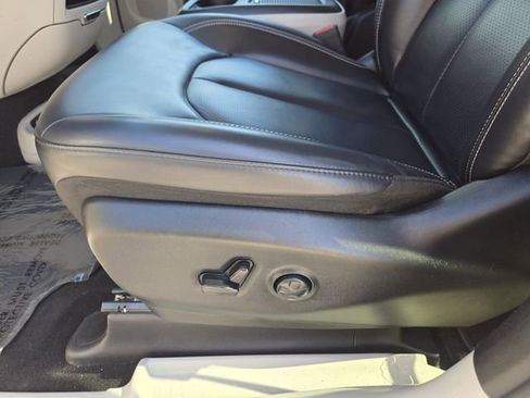 Used 2023 Chrysler Pacifica Touring-L FWD image 25