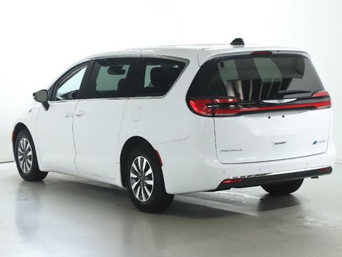 Used 2024 Chrysler Pacifica Limited FWD image 40