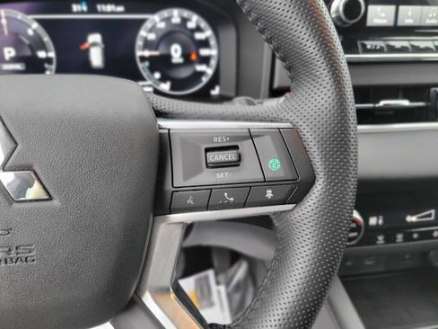 Used 2023 Mitsubishi Outlander SE image 25