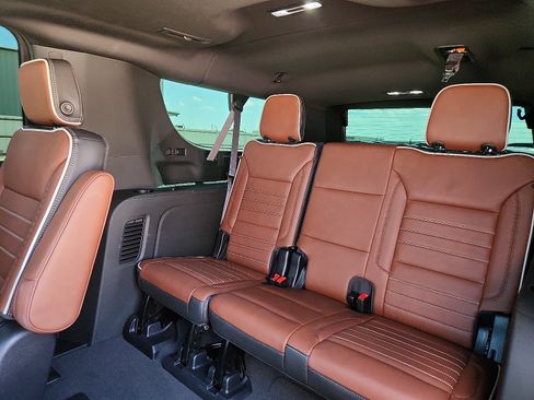 Used 2024 GMC Yukon XL Denali AWD/4WD image 9