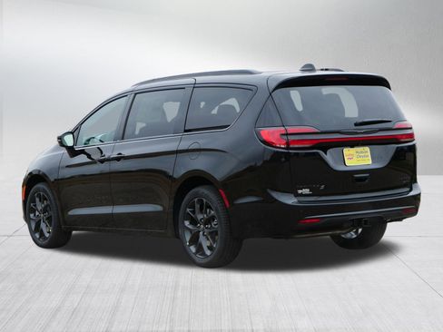 New 2026 Chrysler Pacifica Limited w/ S Appearance Package image 3