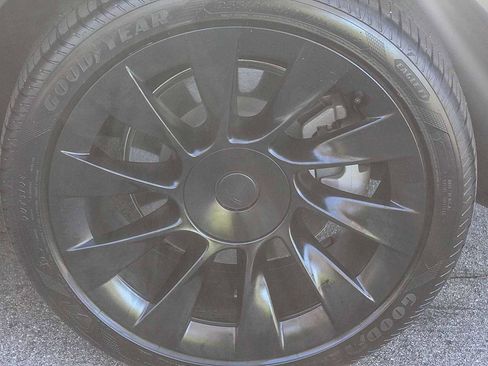 Used 2022 Tesla Model Y Long Range image 11