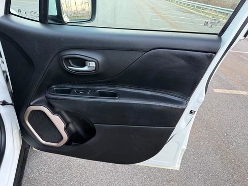 Used 2016 Jeep Renegade Latitude image 12