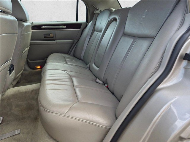 Used 2011 Lincoln Town Car Signature Limited RWD image 12
