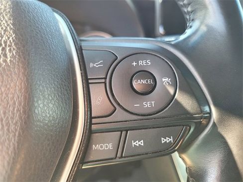 Used 2022 Toyota Venza LE image 27