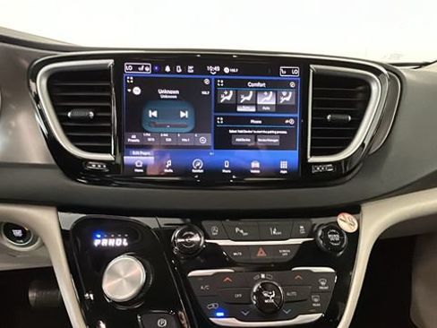 Used 2023 Chrysler Pacifica Touring-L FWD image 23