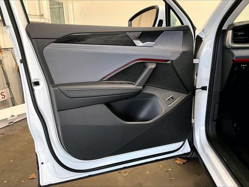 Used 2025 Volkswagen Tiguan SE image 25